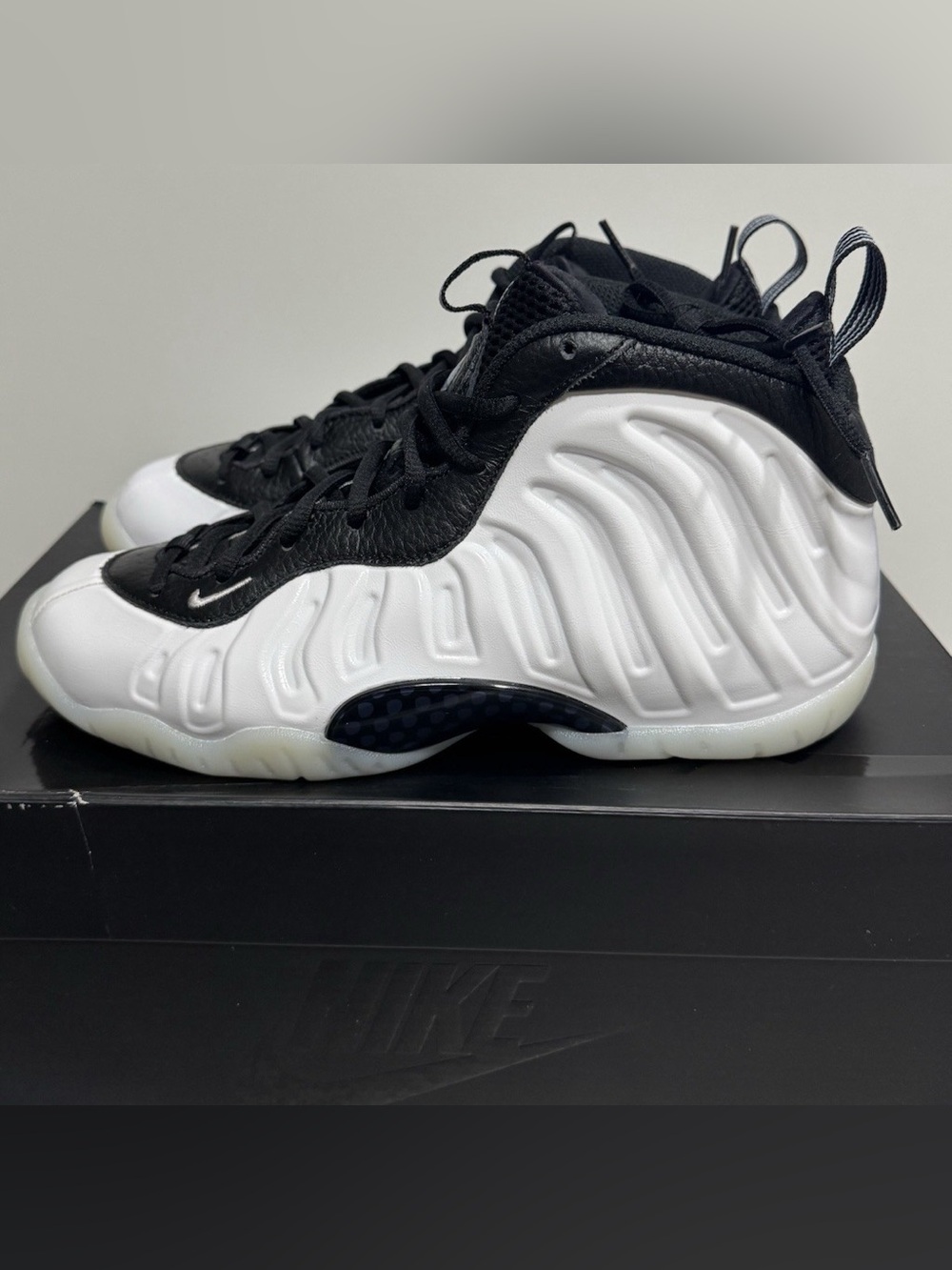 Nike Little Posite One Penny PE (GS) Size 6.5 Youth/ 8 Women (Damaged Lid)